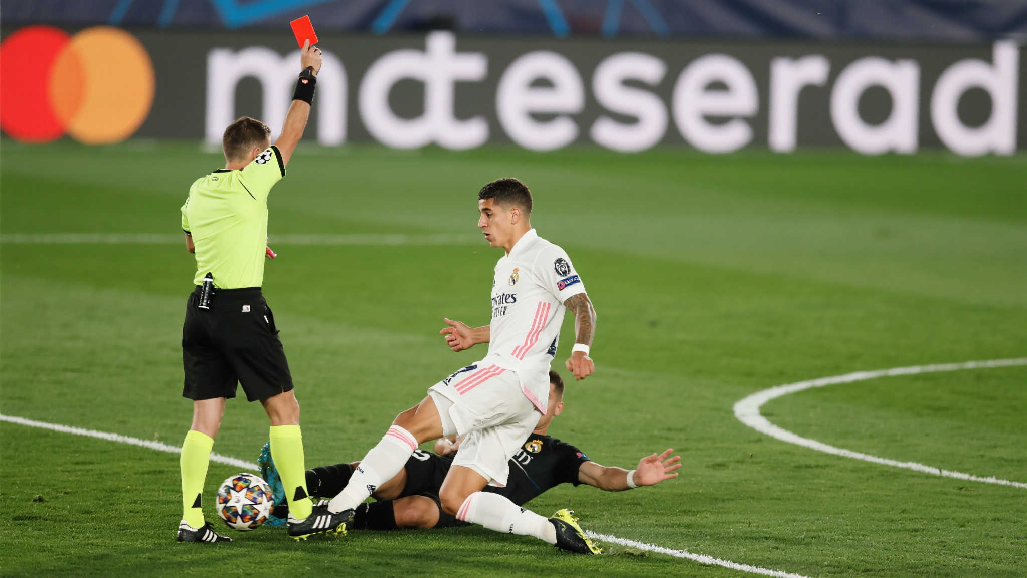 专家解析：皇马后卫阿森西奥染红判罚毫无争议